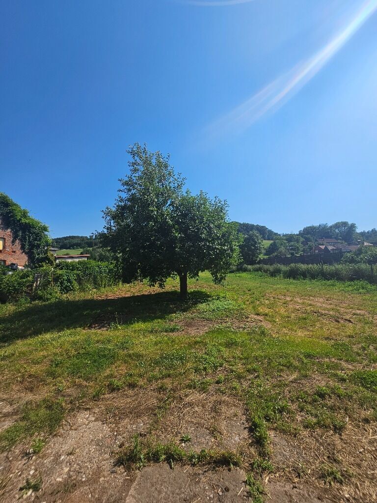 Rodinný dům s rozlehlým pozemkem 1 403 m², dvěma příjezdy a platným demoličním povolením