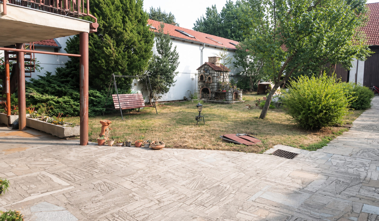 Pronájem bytu 2+kk ve 2. patře rodinného domu se společným dvorem a zahradou